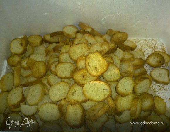 Багет нарезать кольцами среднего размера и запечь в духовке при 100°C до золотистой корочки.