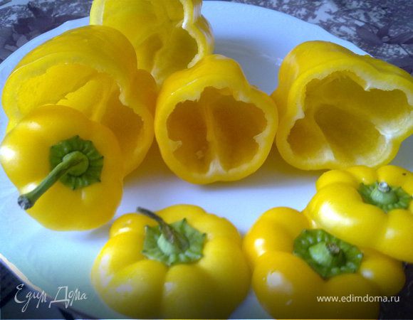 Перец почистить. Срезать крышечку и удалить семена. Крышечку не выбрасывать.