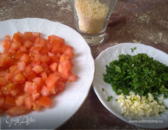 Помидоры помыть и порезать кубиками. Листики петрушки мелко нарезать. Сыр натереть.