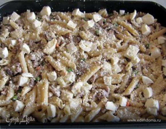 Все сместе вымешать и выложить в смазанную оливковым маслом форму. Залить оставшимся соусом и посыпать оставшимся сыром. (пармезан - натертый, моцарелла - кубиками). Запекать в духовке 25-30 мин. при температуре 180*С. Дать в духовке немного остыть, нарезать порционно(на8 частей) и можно подавать на стол. Приятного аппетита!