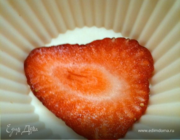 На дно формы кладем пласт клубники