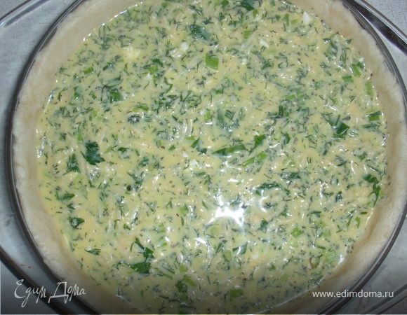 Перетереть масло с мукой до образования мелкой крошки, добавить соль и воду. Должно получится плотное тесто. Положить в холодильник на 30 мин.Смешать яйцо, желток, тертый сыр, молоко, рубленный лук ,петрушку и базилик. Сыр фета поломать маленькими кусочками. Раскатать тесто и уложить его в форму.Влить начинку.