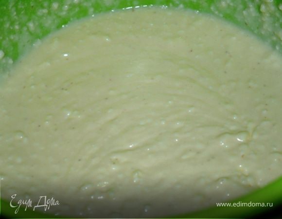 Для начинки смешать творог со сметаной, манкой, яйцами, сахаром и ванилью.