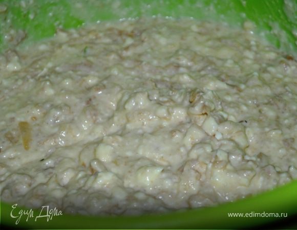 Натереть яблоки, добавить в начинку.