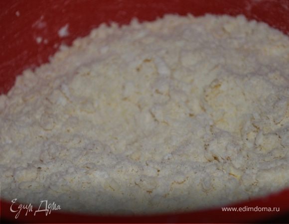 Тесто: смешать муку, сахар, разрыхлитель. Масло натереть на терке и сделать руками крошку.