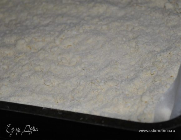 Среднего размера противень застелить пергаментной бумагой, высыпать половину теста, прижать рукой, затем всю начинку и оставшееся тесто.
Выпекать при тем-ре 200 гр. 40 минут.
Смачного!