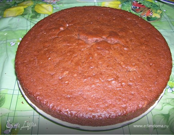 Яйца растереть с сахаром добела. Растопить сливочное масло на маленьком огне (не кипятить!), немного остудить и добавить в яичную смесь. Влить в эту массу кефир. Муку перемешать  с какао и постепенно, понемногу вмешивать в яично-кефирную массу.  Затем добавить пряности и, в последнюю очередь разрыхлитель. Должно получиться тесто по консистенции похожее на густую сметану.
Выпекать около часа при температуре 175-180 градусов.
