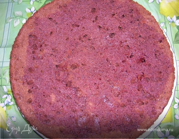 Пока печется – приготовить крем. Для этого взять маскарпоне (я оставляю его минимум на полчаса при комнатной температуре, для того, чтобы легче было взбивать), смешать с сахаром или сахарной пудрой и ложкой алкоголя. Я торопилась и взбила эту смесь с помощью блендера.Корж остудить. Я иногда пеку накануне.
Разрезать на две части.
Пропитать вишневым ликером или жидкостью от «пьяной вишни».
