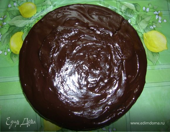 Затем намазать крем на корж, уложить на него вишню, посыпать розмарином (влияние Вениамина – я стала использовать розмарин в кондитерских изделиях, что очень-очень мне нравится), накрыть вторым коржом. Сверху залить глазурью. Для глазури – все компоненты смешать и прогреть на медленном огне до образования однородной эластичной массы.
Мне кажется, я рецепт записывала дольше, чем готовила торт. На самом деле – очень легко и быстро, особенно, если испечь корж накануне.  
