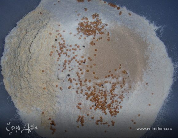 Смешать в миске пшеничную муку, кукурузную муку, муку грубого помола, дрожжи, семена горчицы, соль.