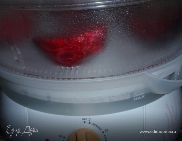 Отварить в пароварке до полу готовности свеклу (мин 15-20)