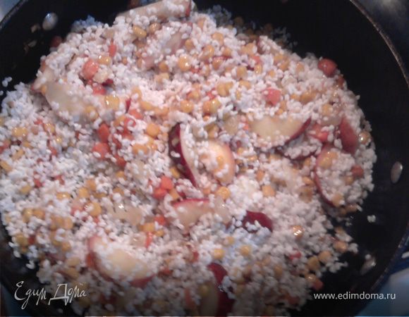 Добавить рис и тоже обжарить до слегка янтарного оттенка.