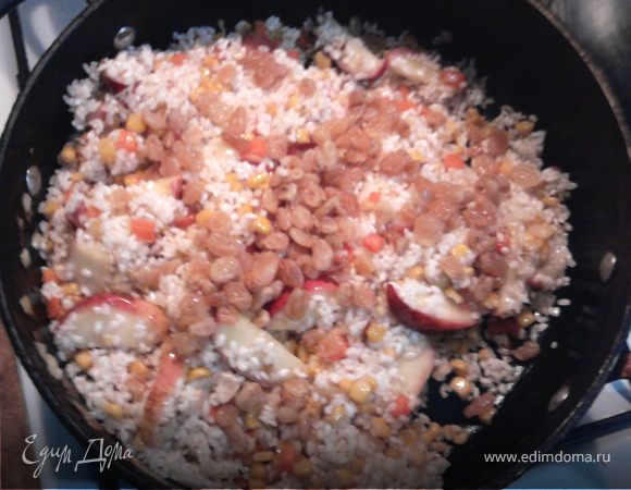 Добавить изюм и всё перемешать.