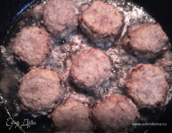 Формируем фарш в котлетки, обваливаем в муке и обжариваем с двух сторон,но не до готовности, а до слегка золотистой корочки.