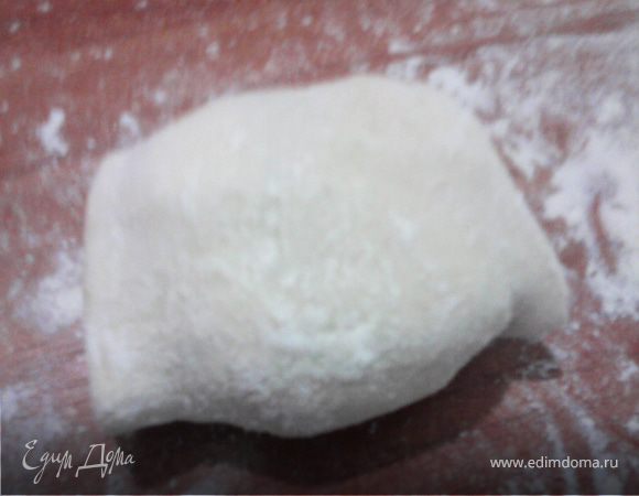 Тесто режем на прямоугольные полоски и заворачиваем в них котлеты