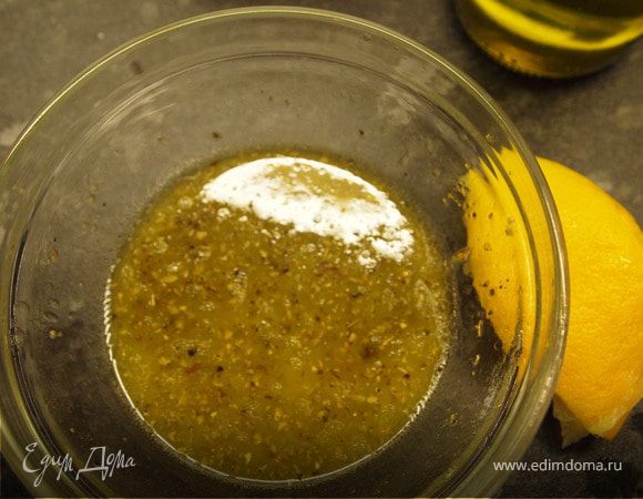 Приготовить заправку. Для этого смешать сок половинки лимона и 6 столовую ложек хорошего оливкового масла, посолить, поперчить и добавить 1 чайную ложку майорана.