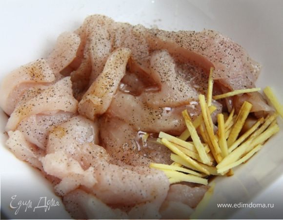 1. Режем куру на тонкие длинные кусочки. Рубим имбирь на тонкие полосочки.