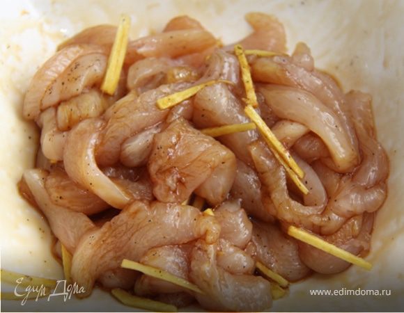 2. Смешиваем курицу, имбирь, мёд и соевый соус, солим-перчим. Маринуем минут 3-5.