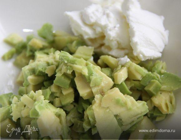 3. Режем на мелкие кусочки авокадо. Спрыскиваем немного соком лимона.