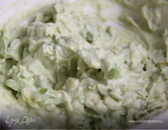 4. Смешиваем авокадо с творожным сыром, добавляем немного соли, и острого перца( кайенского или пили-пили)