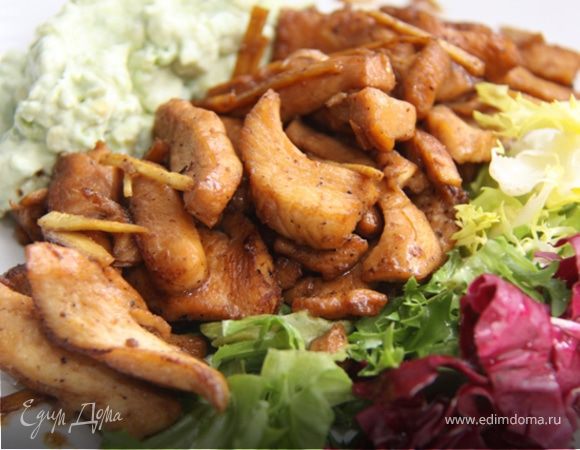 5. На хорошо разогретой сковородке или в вок, в небольшом количестве растительного масла, обжариваем маринованное филе в течении 1 минуты, до золотистого цвета.