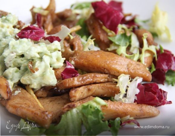 6. Выкладываем на тарелку листья салата, спрыскиваем немного соком лимона, выкладываем курицу и пасту из авокадо с сыром.