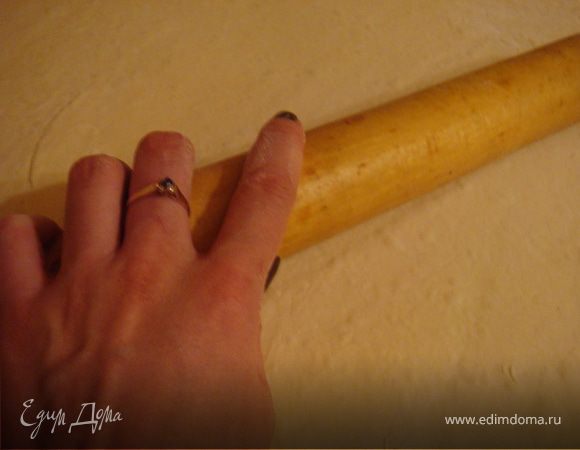 Тесто разморозить до комн.темп. и дать постоять 15 минут.
Раскатать тесто на столе присыпанным мукой (у меня было два пласта друг на дружке) в одном направлении.
Разогреть духовку до 220 гр.Ц.
На тесто выкладываем вишенки и формируем слойки любой вашей любимой формы (квадраты, кружки,треугольники...дульки:)). Я делала-квадраты- быстро, просто. Раскладываем получившиеся шедевры на противень,смазанный раст.маслом или устланный пекарской бумагой на расстояниии 4-5 см. друг от друга. Даем подойти тесту еще минут 15