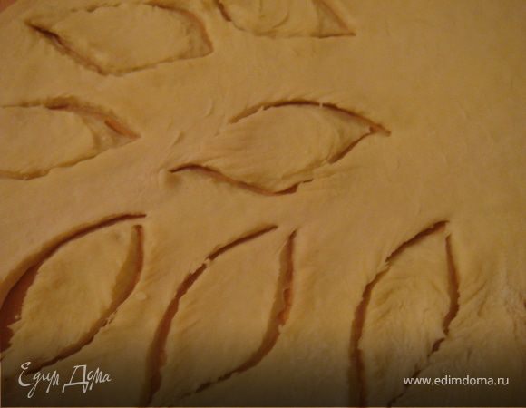 Из остатков теста формируем украшения- листочки,цветочки и т.д. Крепим на наши слойки. Смазываем их желтком и присыпаем сахаром.
5.Ставим в духовку на 20-25 минут. Готово! Приятного чаепития