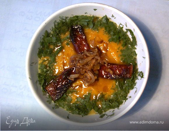 Второй вариант. Тонко порезать сало, сделать шкварочки. На выделевшимся жире поджарить колбаски и лук. В тарелку супа выложить готовые ингридиенты, полить немного жирочком со сковороды,украсить зеленью.