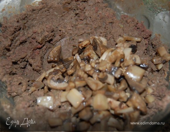На отдельной сковородке слегка обжарили мелко нарезанные грибы.
Соединили фарш с грибами, размяли до получения однородной массы и оставили на некоторое время остывать
