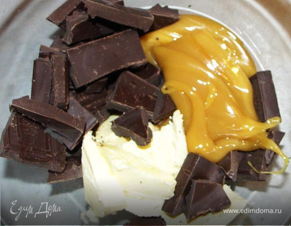 Масло,мёд и шоколад растопить на паровой бане.