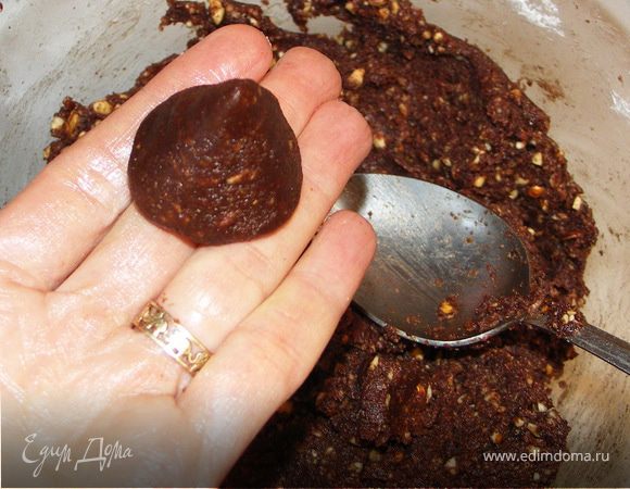 Если всё же плохо лепится уберите в холодильник на часик.Масло и шоколад начнут застывать и можно будет придать нужную форму))