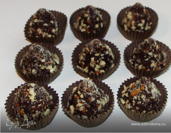 Я часть конфеток слепила в форме конусов и обваляла в миндале измельчённом.