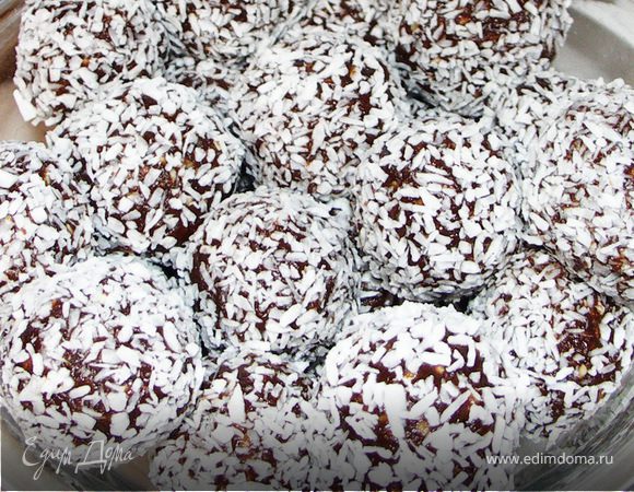 А вторую часть скатала в шарики и обваляла в кокосе.Кокосовая стружка самый благодарный продукт для обваливания и обсыпки.Легко прилипает,не пачкает рук(когда кушаешь конфету).