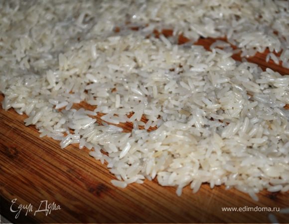 Рис залить холодной водой и оставить на 2 часа. Воду слить, рис просушить.