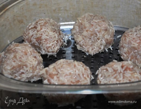 Фарш разделить на 8-10 частей, из каждой скатать шарик, обвалять в подготовленном рисе и готовить в пароварке 20 минут.