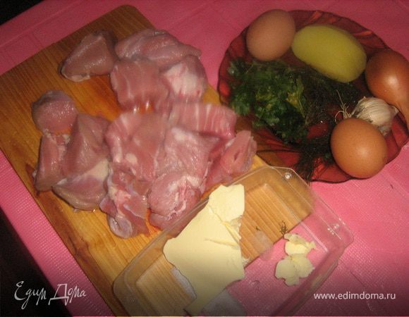 Мясо, картофель, лук, чеснок, хлеб и зелень перемолоть на мясорубке.