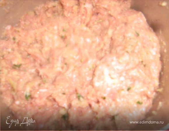 Добавить соль и перец, вбить 1 яйцо, добавить манку. Все тщательно перемешать, фарш должен получиться нежным, но не жидким.