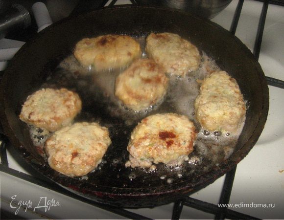 Взбить яйцо венчиком. Муку смешать с крахмалом (2 части муки , 1 часть крахмала). Сформированную котлету обмакнуть в яйцо и обвалять в смеси муки и крахмала. Жарить на масле по 3-5 минут с каждой стороны до золотистого цвета и хрустящей корочки ( в зависимости от размера). Затем 3-5 минут под крышкой на меньшем огне. Затем снова 3 минуты без крышки, чтобы подсушить. Приятного аппетита!!!!