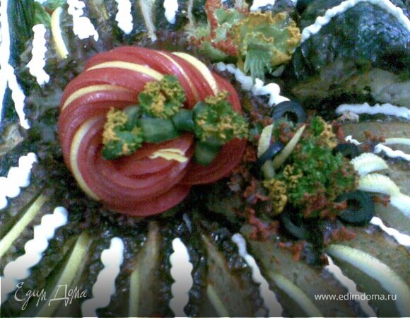 Рыбу почистить и снять кожу. Мясо отделить от кости. Морковку натереть на крупной тёрке, лук крупно нарезать. Разогреть масло на сковородке и обжарить овощи. Батон размочить в молоке и отжать.
Пропустить через мясорубку филе карпа, телятину, обжаренные овощи и батон.
Всё перемешать добавляя по одному яйцу.Хорошо вымешать.
Наполнить фаршем рыбу. Противень смазать маслом и уложить дно нарезанным кольцами картофелем, поверх выложить рыбу и смазать её маслом.
Духовку разогреть до температуры 160 градусов, запекать около 2 часов.
Готовую рыбу вынуть из духовки и дать остыть.
После чего, нарезать и украсить 