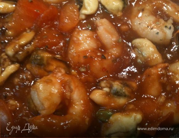 Отварить мидии и креветки. Водичку, в которой они варились, не выливать.
Соус — в томатную пасту добавляем пол стакана бульона от морепродуктов, 3—4 зубчика чеснока и мелко порезанный базилик 4—5 листиков.
Отварить гречневую лапшу. Томат порезать кубиками.
На сковородке, на медленном огне, без масла, тушим томаты, затем добавляем морепродукты и соус, закрываем крышкой, тушим минут 5—7. 