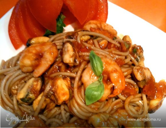 Затем добавляем лапшу, все перемешиваем и тушим еще минут 5 максимум. Украшать базиликом.