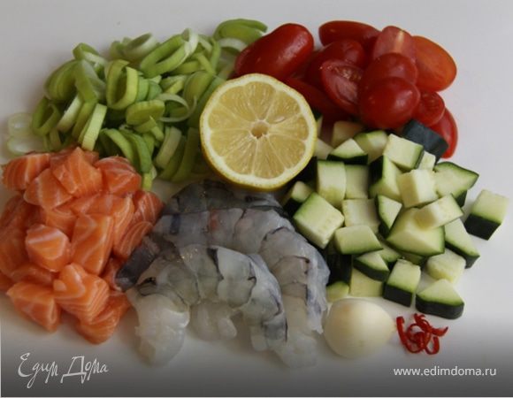 1. Режем лосось на небольшие кубики, томату пополам, порей кольцами. Очищаем креветки от панциря, мелко рубим чили перец.