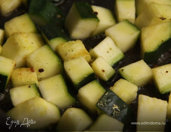 3. В этом же масле обжариваем на небольшом огне цукини, не более 30 секунд.