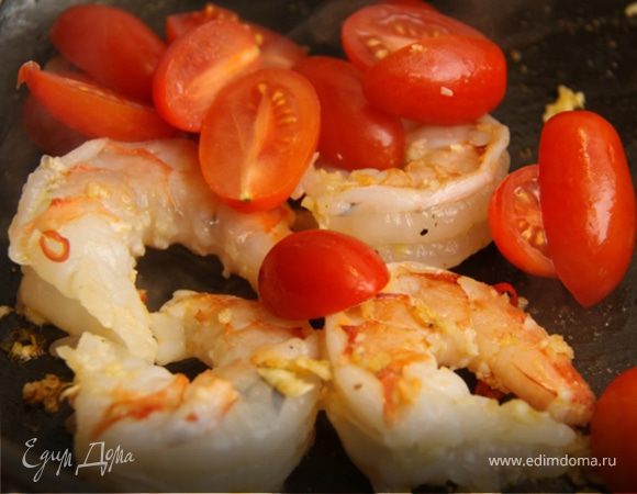 6. Добавляем черри, поливаем соком лимона и накрываем крышкой на 30 секунд.