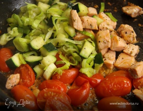 7. Вынимаем креветки, чтобы их не пережарить и сохранить красивый вид. Добавляем овощи и рыбу и аккуратно перемешиваем все в сковороде.