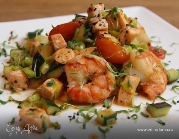 8. И сразу же выкладываем на тарелку, украшаем креветками и любимой зеленью. Я украсила черным кунжутом и проросшей зеленью каких-то семян, честно, не знаю их название)))