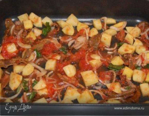 Грибы залить теплой водой и оставить замачиваться 20 мин. Картошку очистить, нарезать кусочками, промыть и выложить в миску с нарезанным луком, базиликом и чили. Грибы отжать и высыпать в миску с картофелем. Добавить томатный соус  с нарезанными или подавленными помидорами, посолить, перемешать и выложить в форму. 