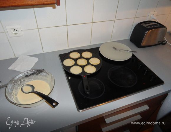 Смешать полученную сухую массу с яйцом, молоком и остывшим сливочным маслом, взбить до получения густоватого теста и оставить на 15/20 мин.