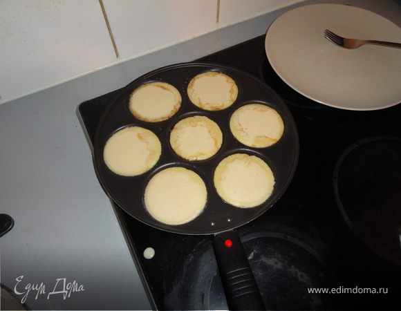 Выкладывать на сковороду маленькими кружочками (я использовала специальную сковороду), смазанную маслом ( на свой вкус).
